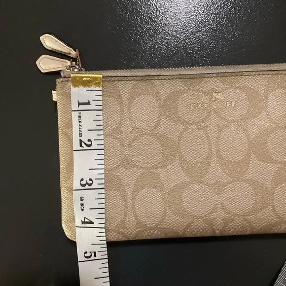 💥Authentic Coach Signature Canvas wallet in excellent condition! 💥 - Picture 8 of 10
